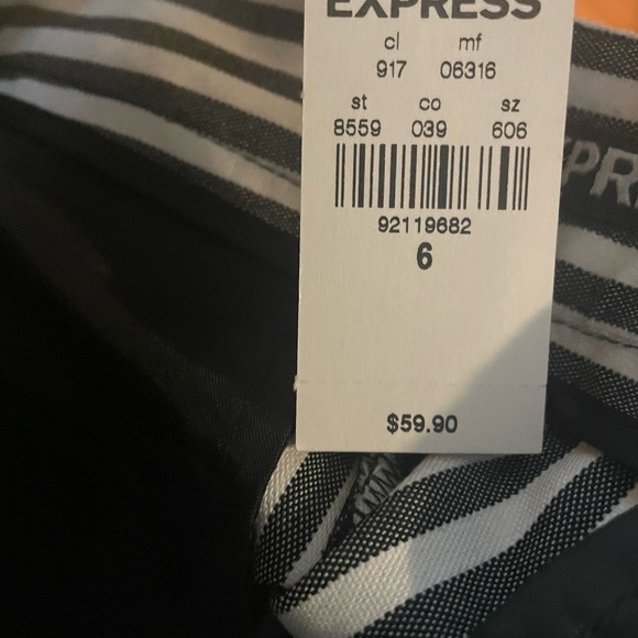 Express short black and white stripes. New with tags - Picture 3 of 9